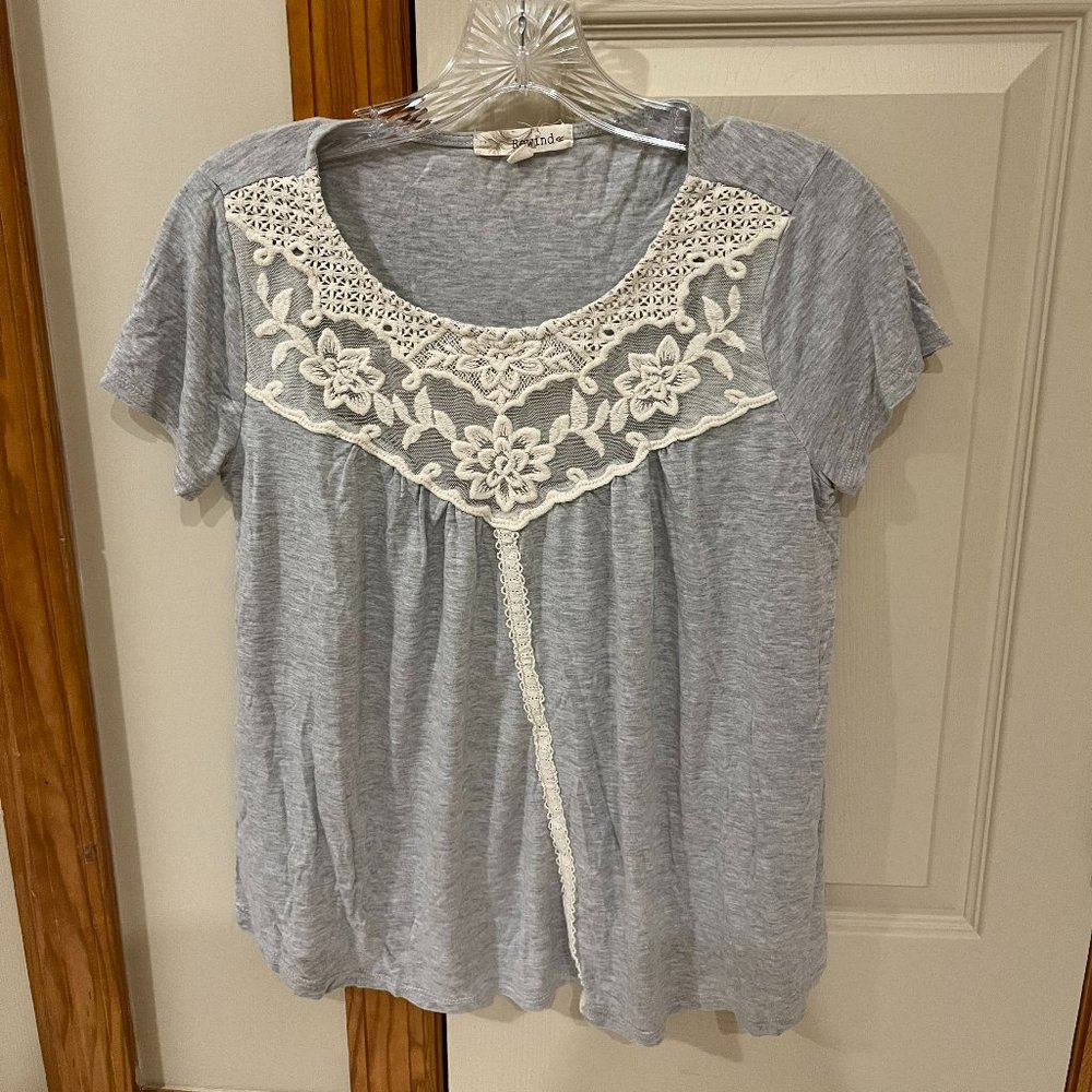 Rewind shirt with lace front